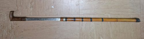 El bastón del sereno de principios del siglo XX qye habría que destrozar o entregar ya que en su interior tiene un estilete de grandes dimensiones y que según el reglamento de armas de 1993 esta prohibido.