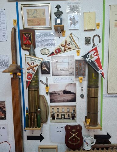 Panel que recuerda que en nuestra localidad hubo un cuartel durante 257 años y que los jóvenes ya no tienen constancia de su existencia. En él se pueden observar entre otras cosas dos balas de cañón inutilizadas que habría que entregar.